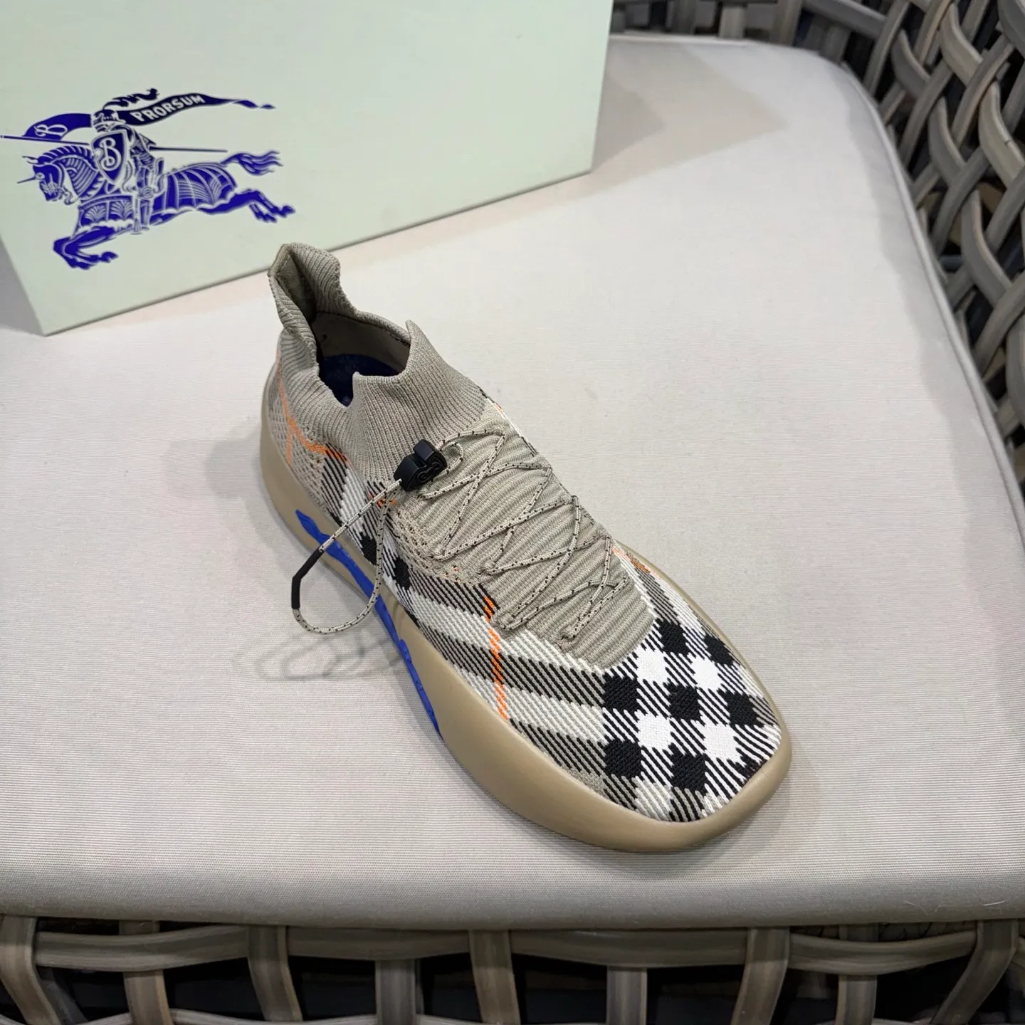 Men's shoes 💰480 [New style] 🐝🐝BURBERRY/Burberry plaid knitted Neptune sneakers｜With breathable sock-style upper｜Embellished with knitted Burberry plaid｜Leather lining Incorporated into a plaid lace design｜Equipped with B-shaped shield buckle｜The sole is decorated with a large wrapped equestrian knight logo (EKD)｜Round toe #drawstring closure#The sole is decorated with the equestrian knight logo (EKD)｜At least 50% of the main materials of the boutique are from renewable sources Size: 39-44 (45 custom-made)